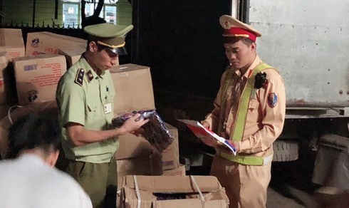 Quảng Ninh: Bắt giữ gần 3 tấn bánh kẹo, ô mai nhập lậu