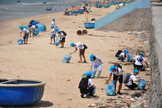 Quản lý chất thải nhựa trên biển: Cần chính sách toàn diện