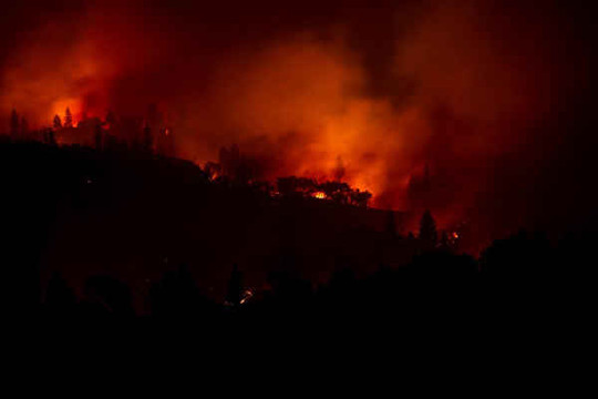 Mỹ: Cháy rừng ở California lan rộng do gió mạnh, số người chết tăng lên 31