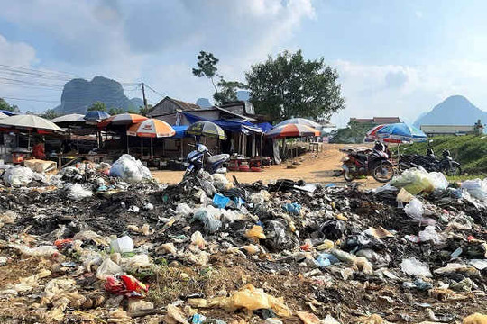 Minh Hóa - Quảng Bình: Trung tâm xã Trung Hóa ngập rác thải gây ô nhiễm môi trường