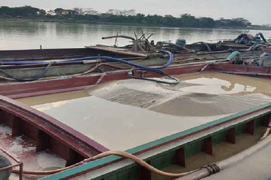 Thanh Hóa: Xử phạt 112 triệu với 3 tàu khai thác cát trái phép trên sông Mã