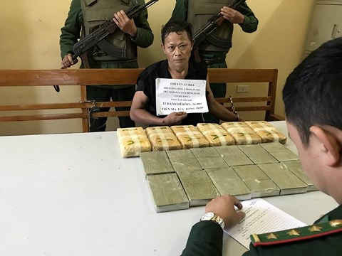 Sơn La: Bắt đối tượng vận chuyển 12 bánh heroin, 40.000 viên ma túy