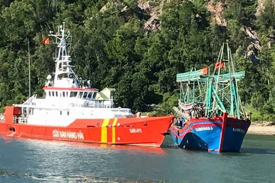 Nghệ An: Cứu được tàu cá và 10 thuyền viên gặp nạn trên biển