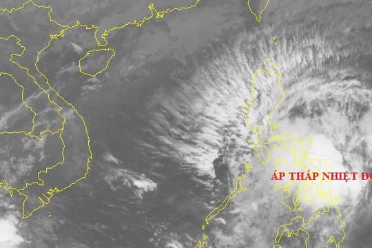 Áp thấp nhiệt đới gần Biển Đông có khả năng thành bão số 9