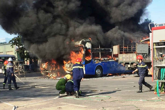 Cháy 2 xe khách trong bến xe Đà Nẵng