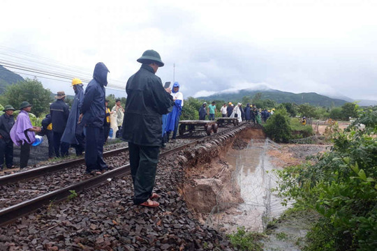 Khẩn trương khắc phục đường sắt Bắc Nam bị cuốn trôi tại địa phận xã Công Hải, Ninh Thuận