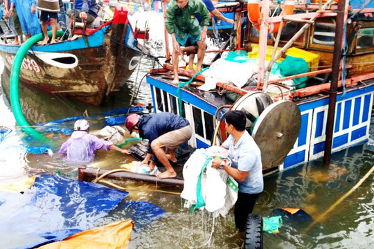 Quảng Nam: Trục vớt tàu cá bị chìm tại âu thuyền