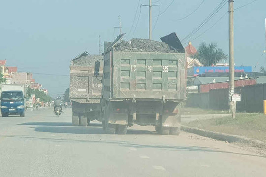 Xe tải 'rải' bùn đất ở Thái Bình: 'Không xác định được của doanh nghiệp nào'