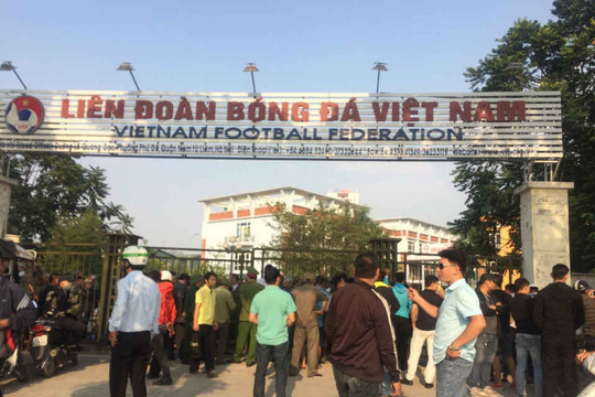 Hà Nội: Hàng trăm người 'quây' VFF vì không mua được vé bán online