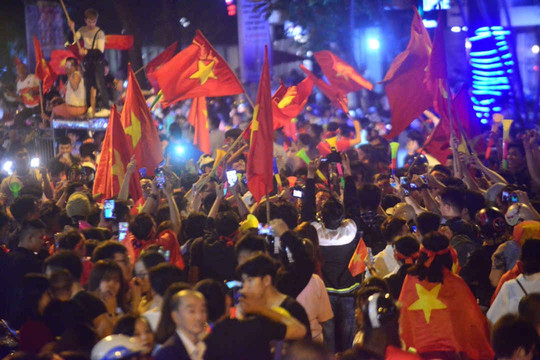 Hà Nội: Sắc đỏ tràn ngập phố phường sau khi Việt Nam thắng Philippines