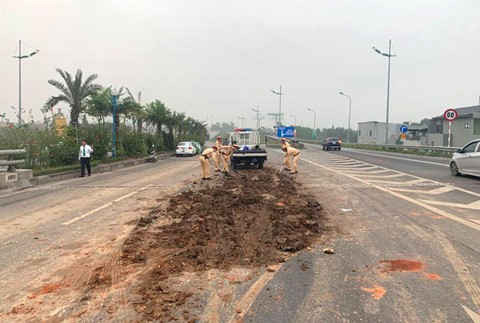 Hà Nội: Đổ bùn đất giữa đường gần sân bay Nội Bài, nhiều ô tô tông nhau liên hoàn