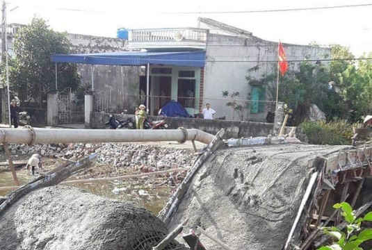 Nam Định: Dân góp tiền xây cầu, vừa đổ bê tông xong thì... cầu sập
