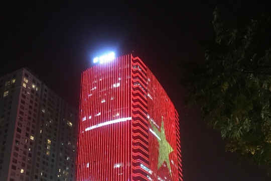 Quốc kỳ bằng đèn Led khổng lồ cổ vũ đội tuyển Việt Nam