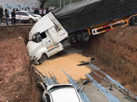 Quảng Ninh: Xe container gây tai nạn liên hoàn, đâm nát nhiều ô tô con