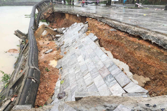 Mưa xối xả tại Quảng Trị, nhiều nơi ngập nặng