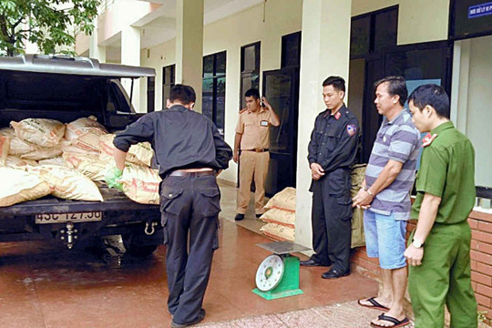 CSGT Quảng Nam bắt giữ vụ vận chuyển 625kg cyanua