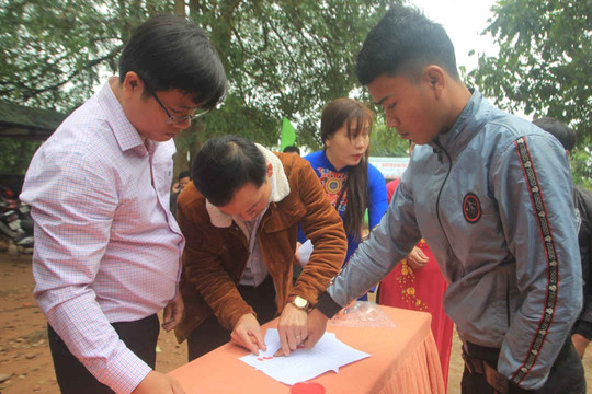 Quảng Trị: Trao quyết định nhập quốc tịch Việt Nam cho 119 người