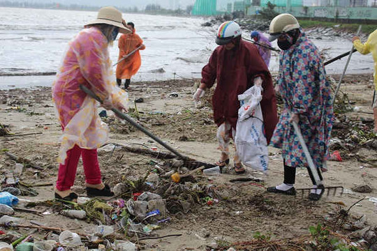 Đà Nẵng: Ra quân tổng vệ sinh bãi biển Nguyễn Tất Thành sau đợt mưa lớn