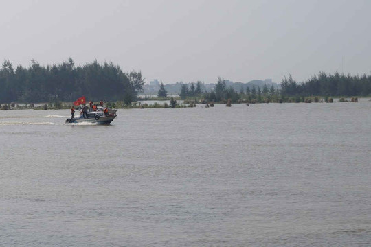 Quảng Ngãi: Lật ghe trên sông Trà Khúc, hai cha con mất tích