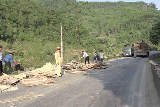 Lào Cai: Xe tải chở ván ép không che đậy gây tai nạn nghiêm trọng
