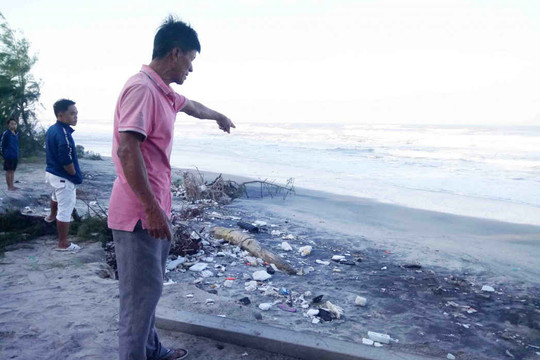 Thừa Thiên Huế: Sạt lở bờ biển trầm trọng, dân lo âu