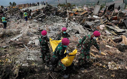 Vừa trải qua sóng thần, Indonesia lại xảy ra động đất cường độ 6,1 làm rung chuyển miền Đông