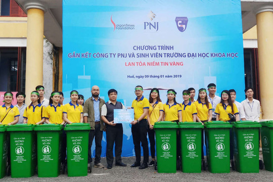 Huế: Tặng thùng rác, tuyên truyền ý thức bảo vệ môi trường cho sinh viên