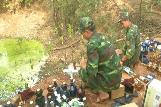 Quảng Trị: Lực lượng Biên phòng tiêu hủy lượng lớn hàng lậu