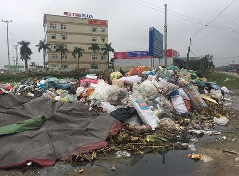 Hà Tĩnh: Rác thải chất đống trên đường xuống di tích quốc gia đền Bà Hải
