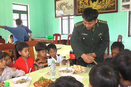 “Bữa cơm tất niên” cho các em nhỏ huyện miền núi Quảng Trị