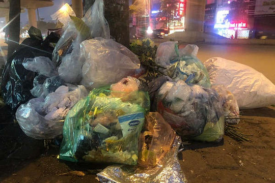 Hà Nội: Bãi rác Nam Sơn gặp sự cố, nhiều khu phố ngập rác