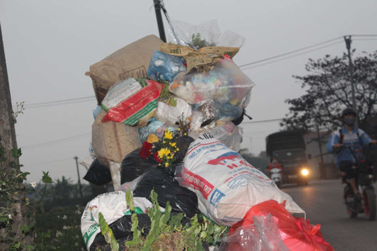 Hà Nội : Vì sao ngoại thành ngập trong rác thải?