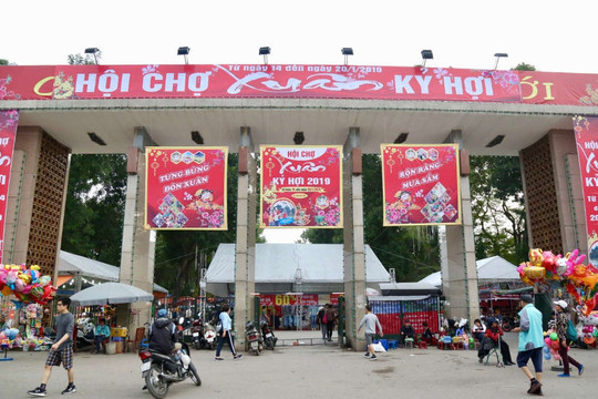 Hà Nội: Ngàn vạn hàng hóa đổ về Hội chợ Xuân tại Công viên Thống Nhất