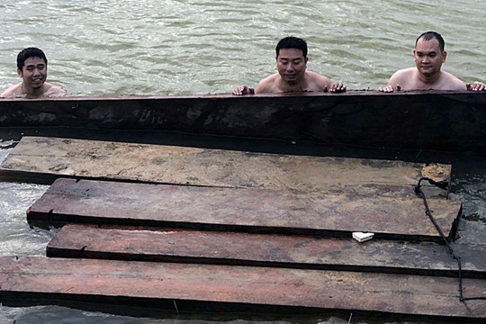 Quảng Nam: Gặp Cảnh sát đường thủy, đối tượng vận chuyển gỗ lậu nhanh chân tẩu thoát