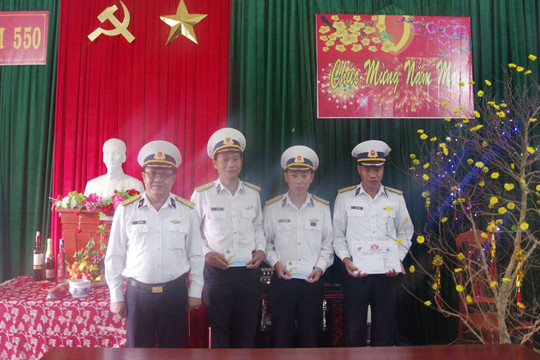 Bộ Tư lệnh Vùng 3 Hải quân chúc Tết quân và dân huyện đảo Lý Sơn