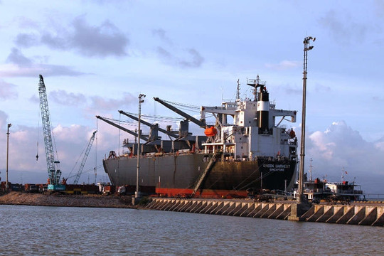 Công ty CP cảng Quy Nhơn ngang nhiên thu phí tàu lai vượt trần