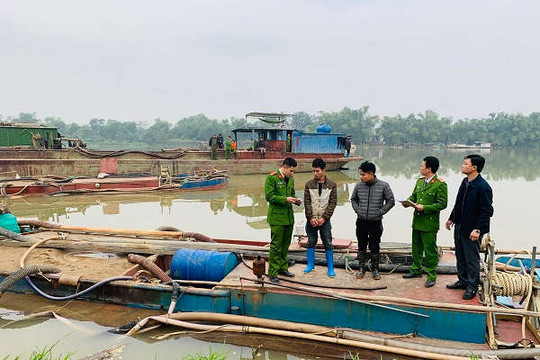 Thanh Hóa: Bắt giữ 2 tàu khai thác cát trái phép trên sông Mã