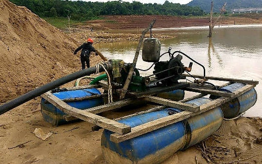 Chủ tịch thị trấn bị cách hết chức vụ trong Đảng vì báo chí phản ánh "cát tặc" mà không xử lý