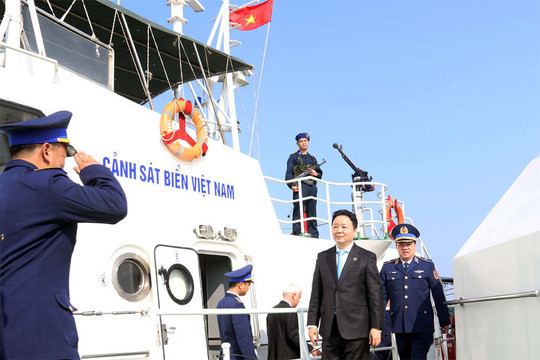 Bộ trưởng Trần Hồng Hà làm việc và chúc Tết cán bộ, chiến sĩ Bộ Tư lệnh Vùng Cảnh sát biển 1
