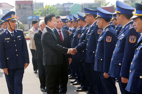 Bộ trưởng Trần Hồng Hà làm việc với Đài KTTV Khu vực Đông Bắc, chúc Tết lực lượng Cảnh sát biển