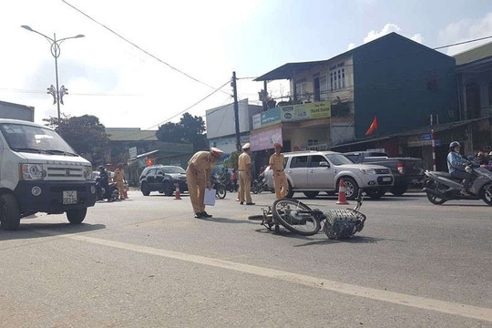 Quảng Trị: Va chạm ô tô với xe đạp điện, một học sinh tử vong