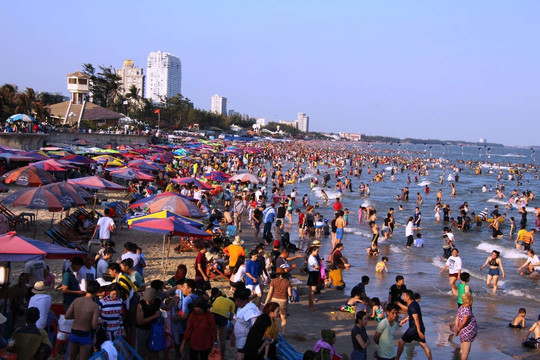 Gần 70 ngàn người tới TP Vũng Tàu mùng 4 Tết:  Bãi tắm “nghẹt thở”