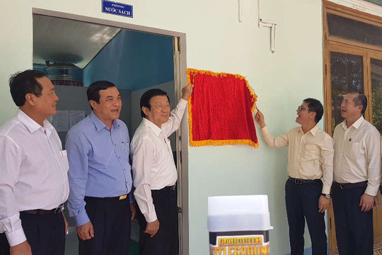 Nguyên Chủ tịch nước Trương Tấn Sang trao 152 máy lọc nước cho học sinh ở Quảng Nam