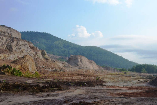 Đà Nẵng: Sau khai thác, DN chây ì phục hồi môi trường, hàng trăm ha đất bỏ hoang