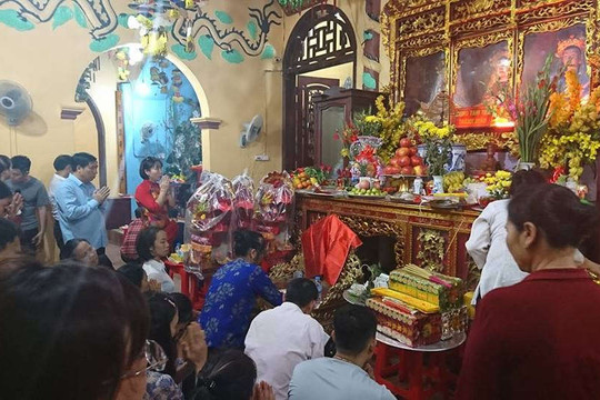 Lạng Sơn: Hàng nghìn du khách trẩy hội đền Mẫu Đồng Đăng