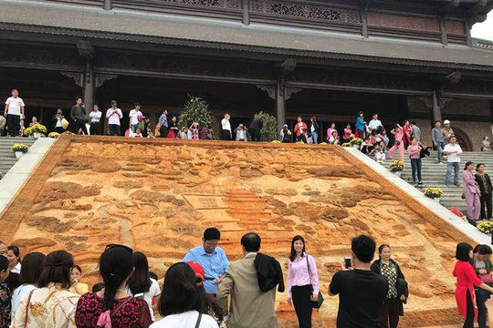 Hàng ngàn du khách về dự lễ khai hội ngôi chùa lớn nhất thế giới