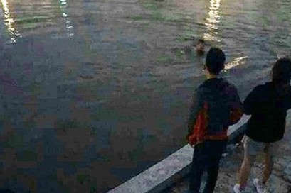 Hà Nội: Đôi nam nữ rơi xuống hồ điều hòa, 1 người tử vong