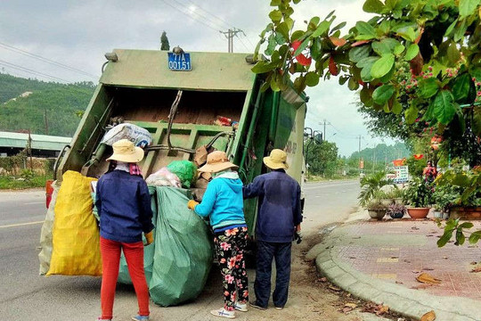 Bình Định: Nỗ lực thu gom rác thải sau Tết