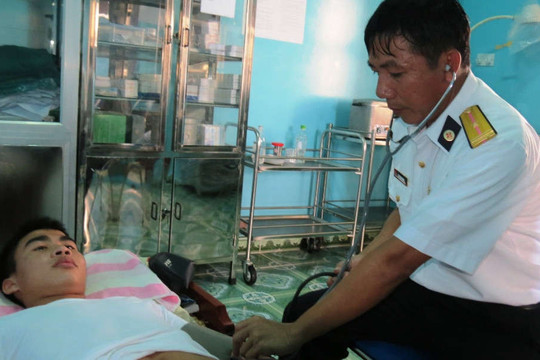 Kỷ niệm ngày thầy thuốc Việt Nam 27/2: Những bác sĩ hồi sinh cho ngư dân biển đảo