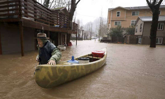 Lũ lụt tồi tệ nhất trong nhiều thập kỷ biến thị trấn Guerneville ở California thành hòn đảo